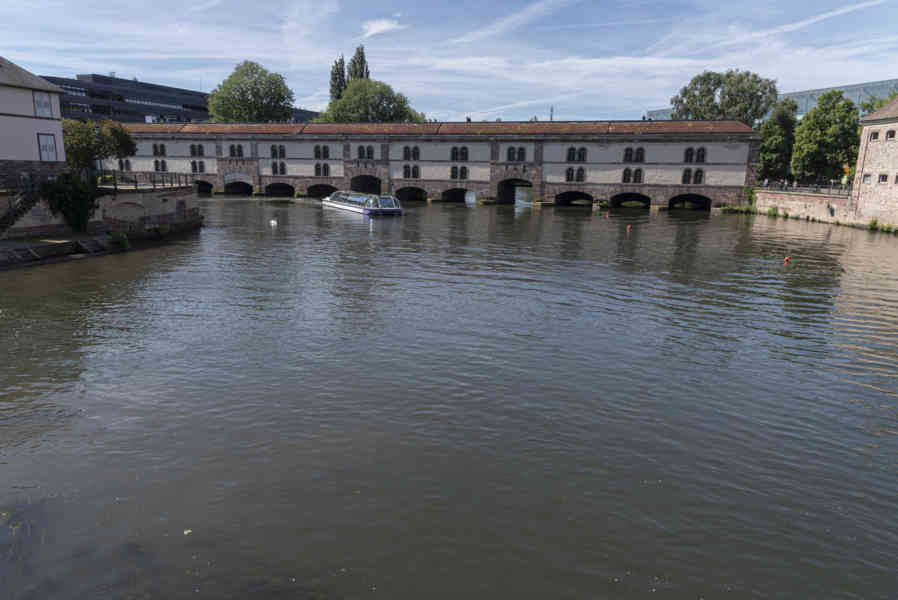 Francia - Alsacia 045 - Estrasburgo - Gran exclusa o Barrage Vauban.jpg